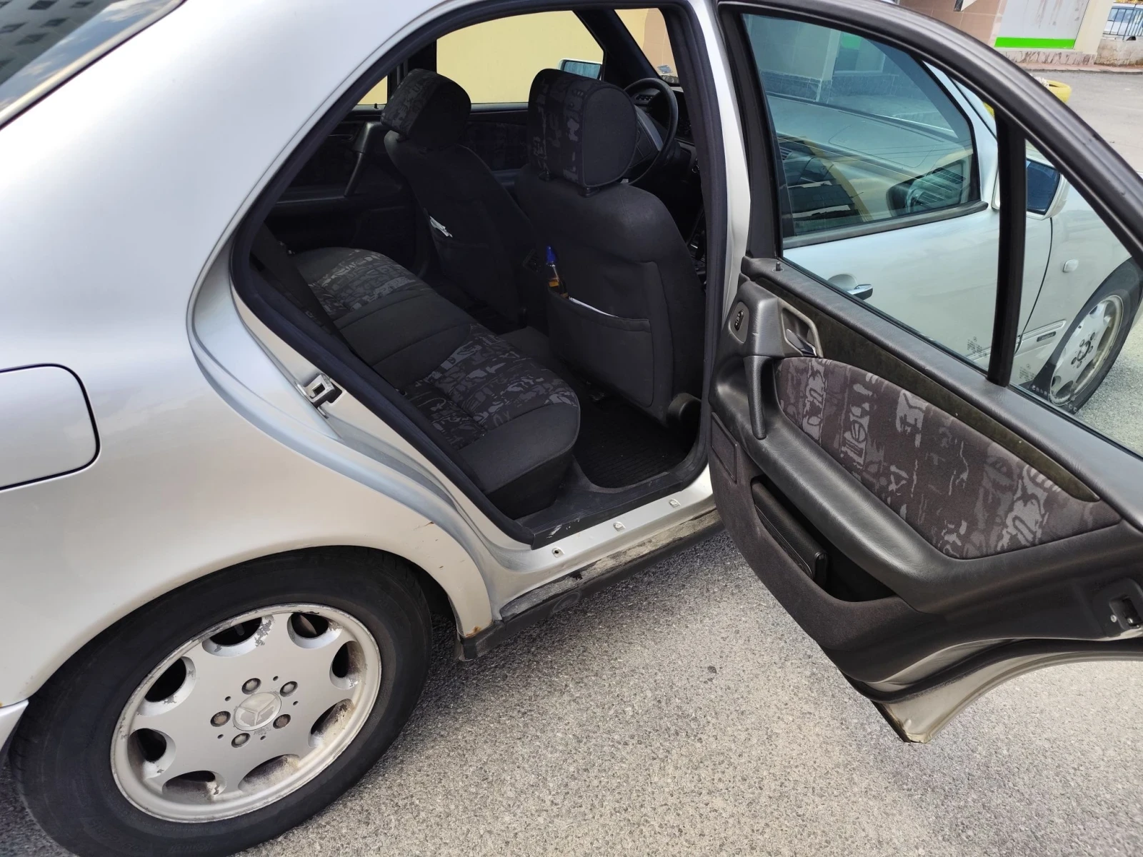 Mercedes-Benz E 200 Avangarde, снимка 7 - Автомобили и джипове - 56049264