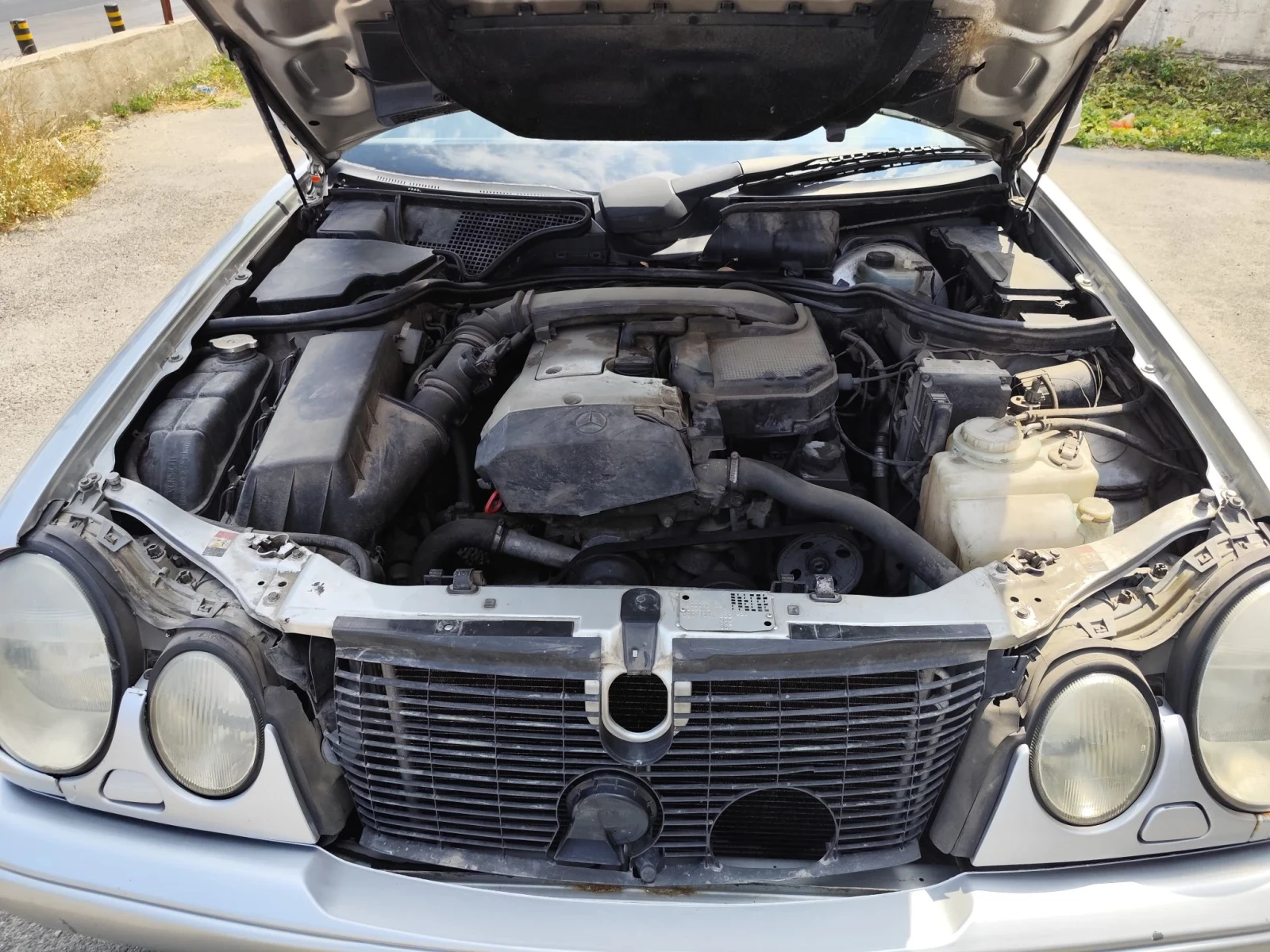 Mercedes-Benz E 200 Avangarde, снимка 2 - Автомобили и джипове - 56049264