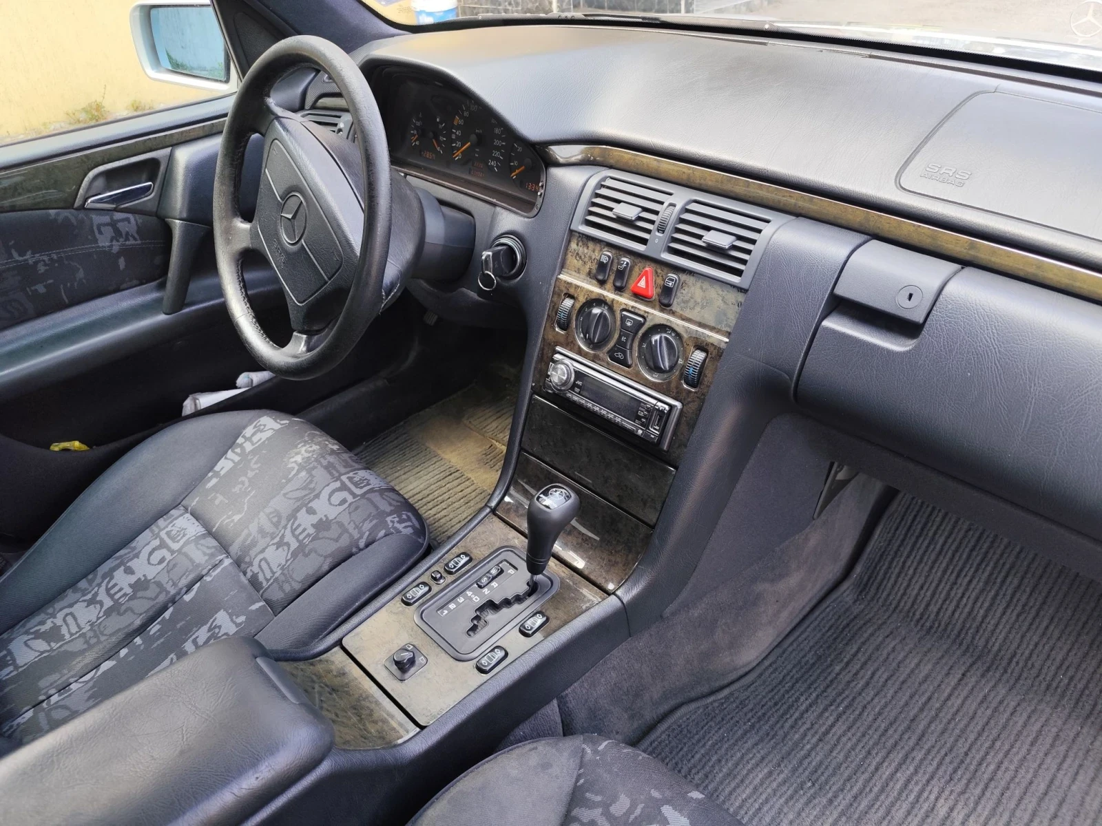 Mercedes-Benz E 200 Avangarde, снимка 8 - Автомобили и джипове - 56049264