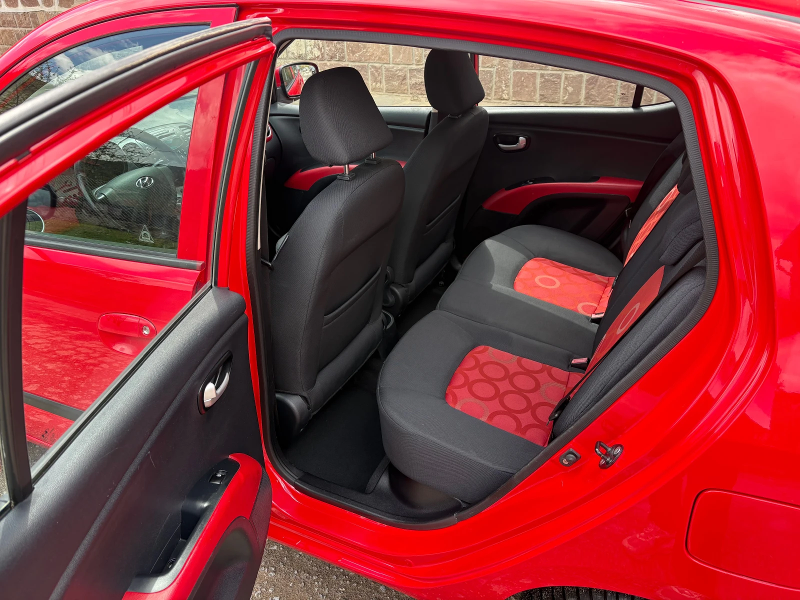 Hyundai I10 КАТО НОВА!, снимка 8 - Автомобили и джипове - 54236557