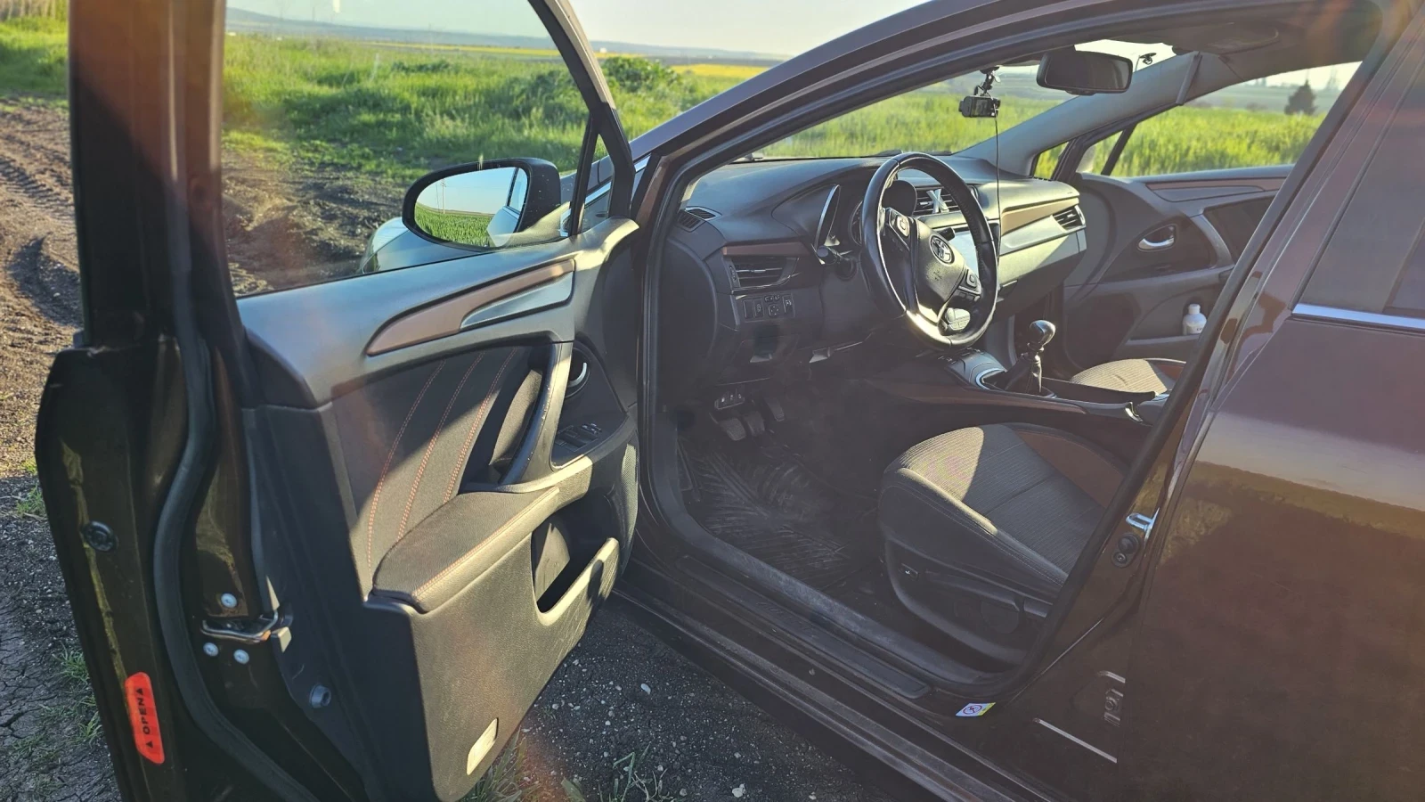 Toyota Avensis 2.0 D-4D, снимка 8 - Автомобили и джипове - 54313796