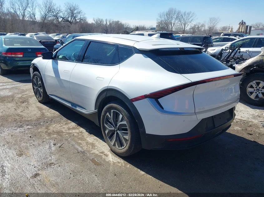 Kia EV6 Light, снимка 3 - Автомобили и джипове - 55004657