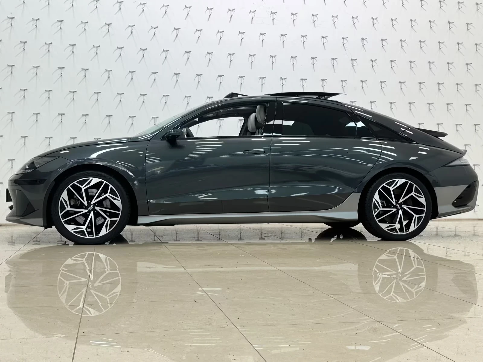 Hyundai Ioniq 6 AWD 77kWh UNIQ 360* DIST HUD PANO SV Winter Pack+ , снимка 5 - Автомобили и джипове - 55387403