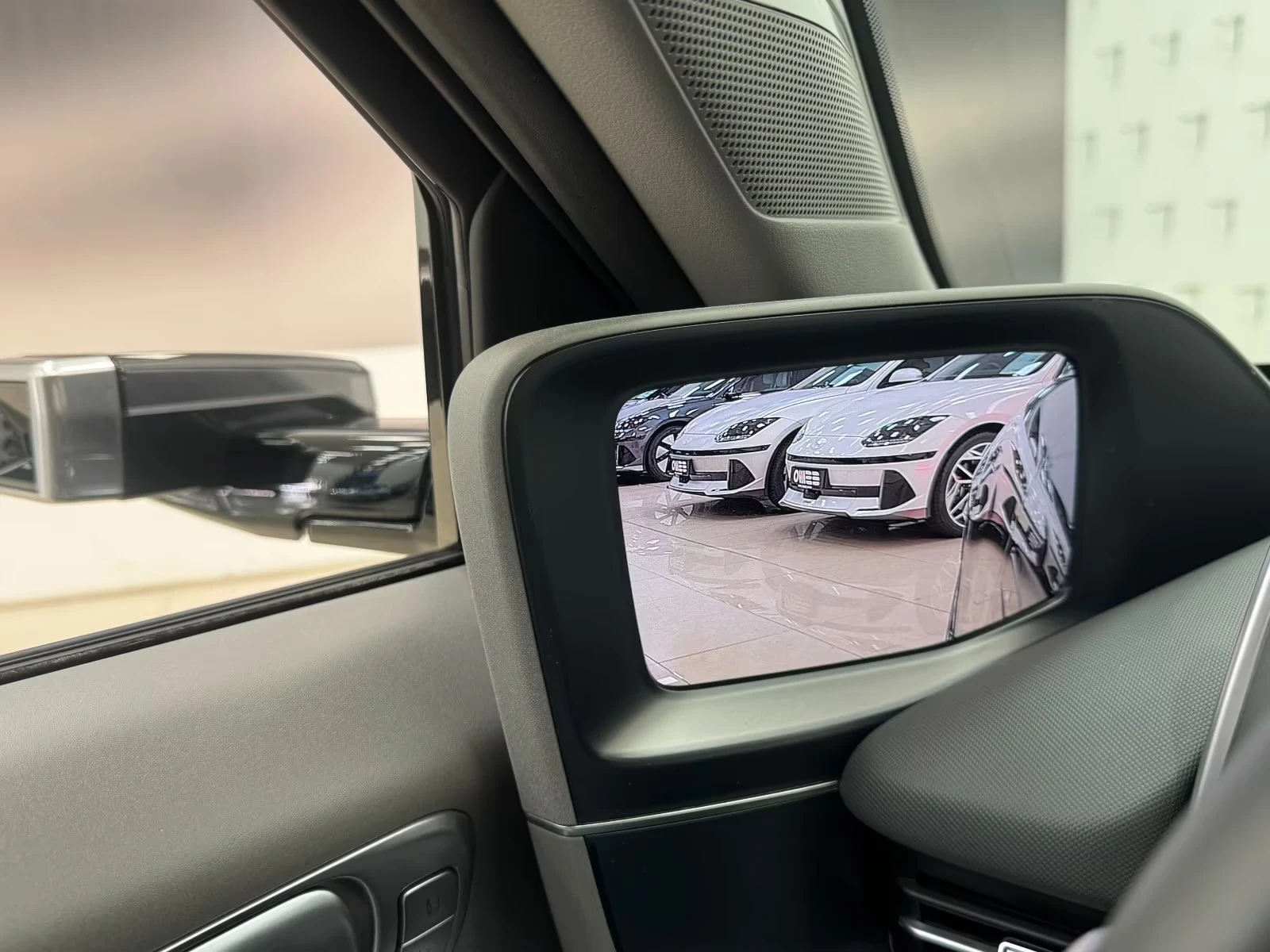 Hyundai Ioniq 6 AWD 77kWh UNIQ 360* DIST HUD PANO SV Winter Pack+ , снимка 14 - Автомобили и джипове - 55387403