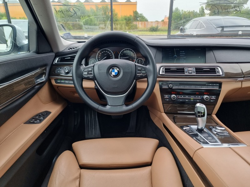 BMW 740 Individual // Softclose // Head Up //Key Less Go, снимка 14 - Автомобили и джипове - 46187373