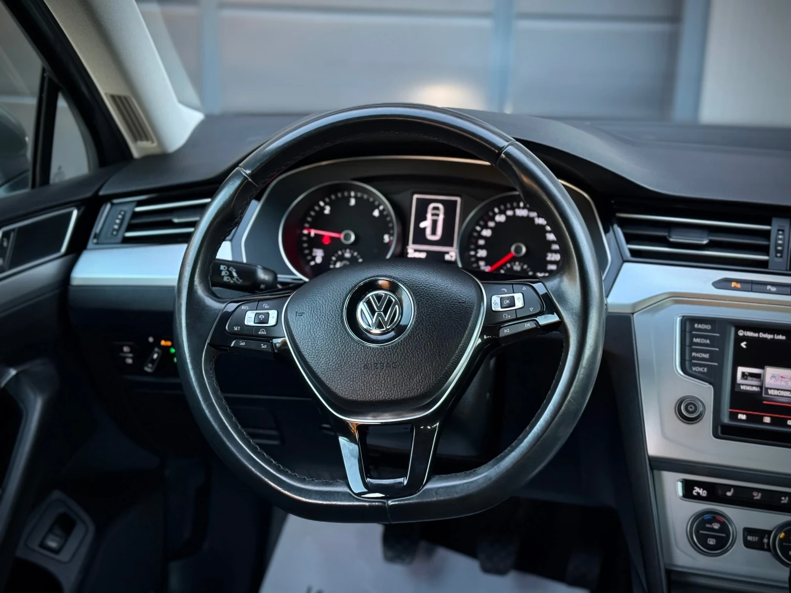 VW Passat 2.0TDI * LED* NAVI* Massage* Distronic*  | Mobile.bg   9