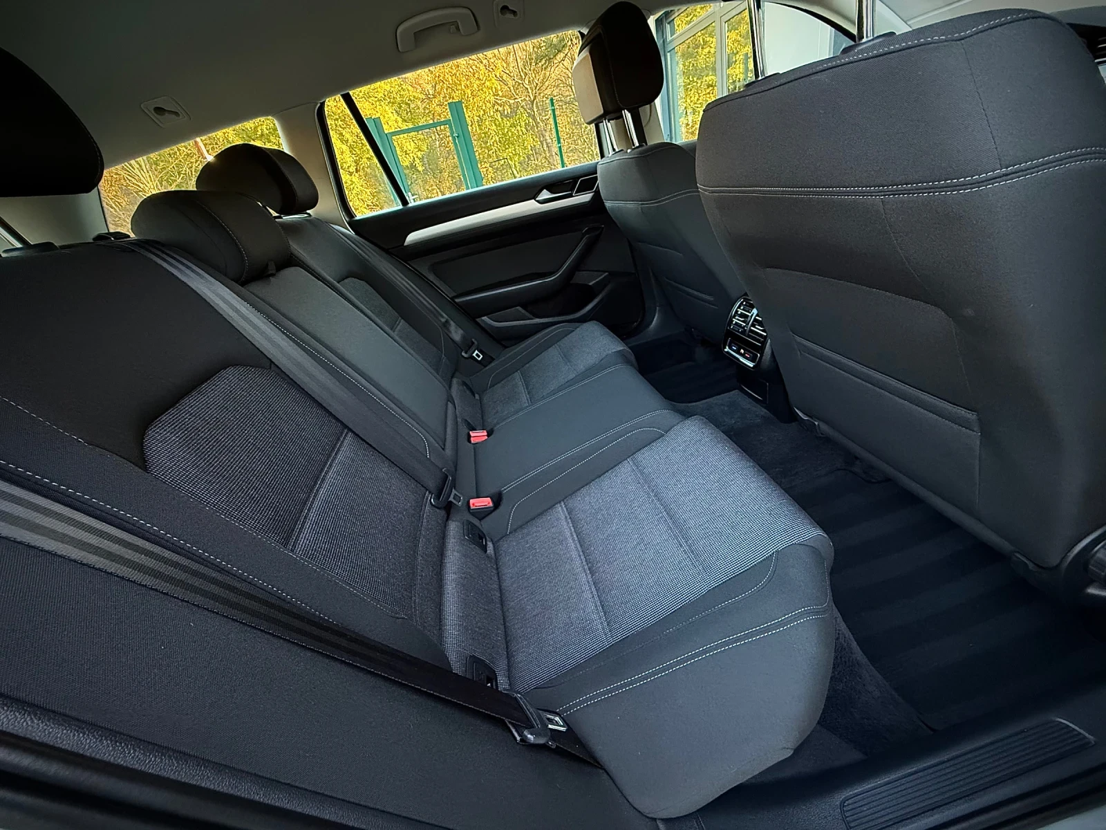 VW Passat 2.0TDI * LED* NAVI* Massage* Distronic*  | Mobile.bg   10