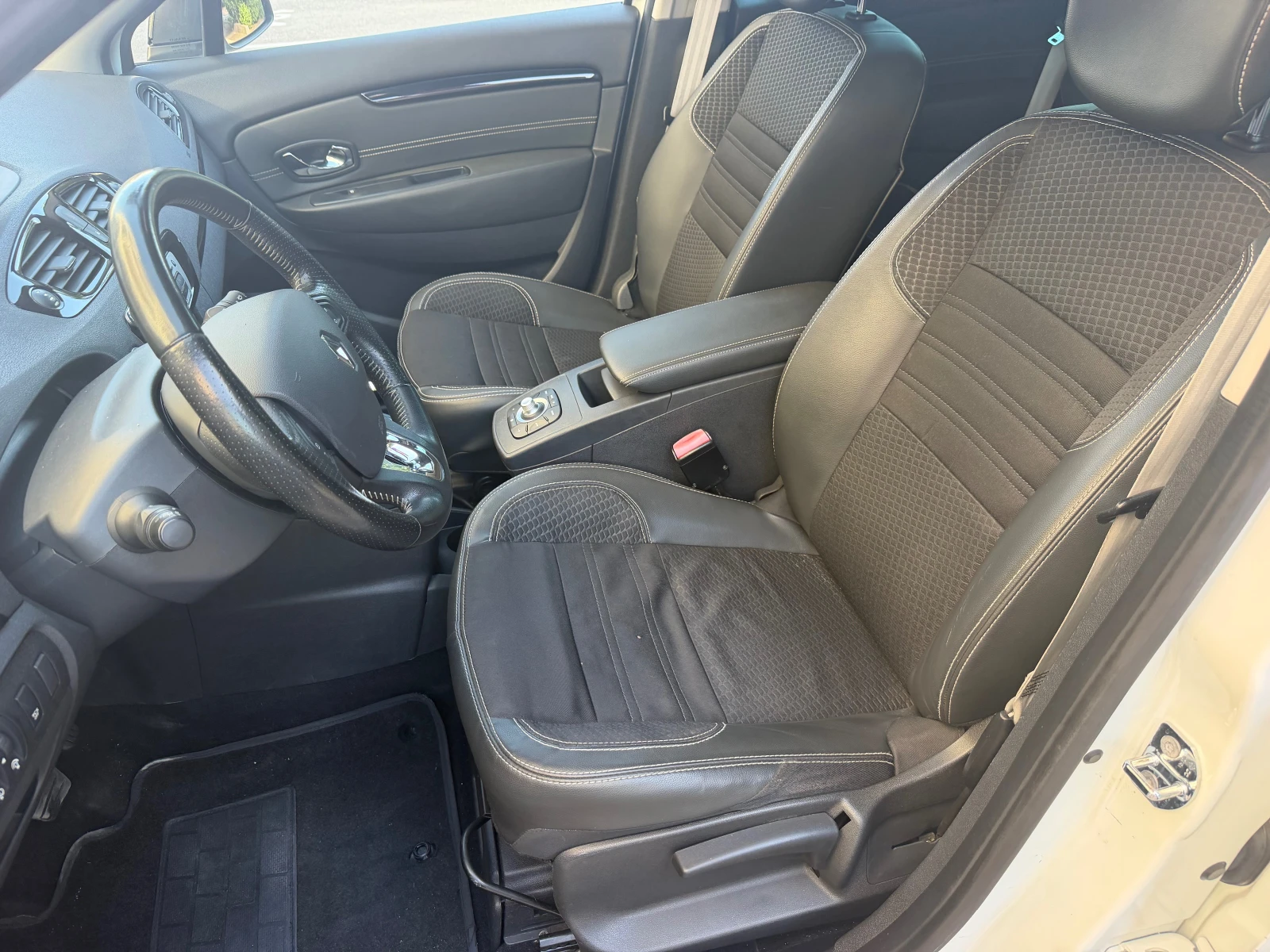 Renault Scenic Facelift / BOSE Edition, снимка 8 - Автомобили и джипове - 56009974