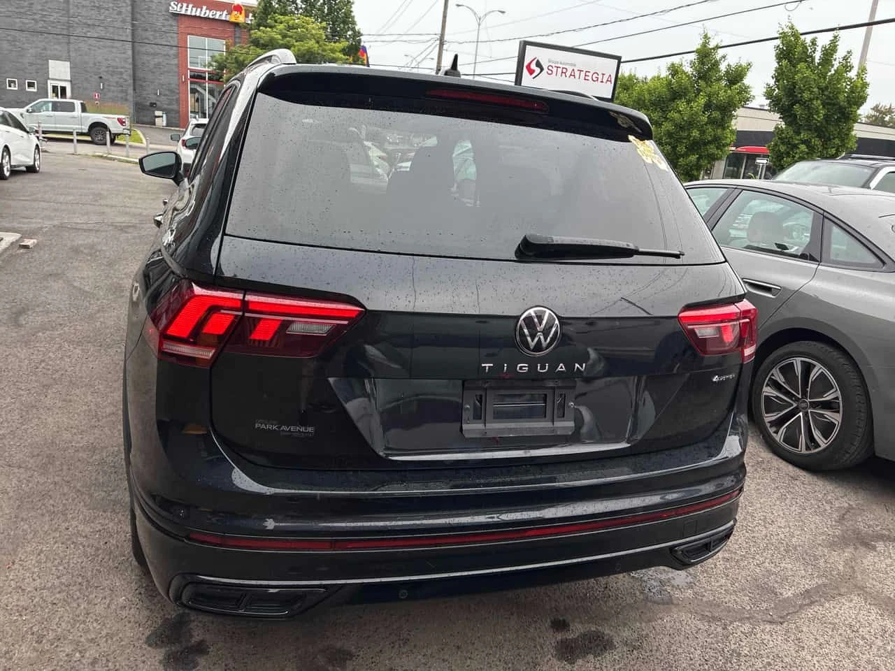 VW Tiguan * Comfortline R Line Black Edition * CARFAX * , снимка 4 - Автомобили и джипове - 55226239