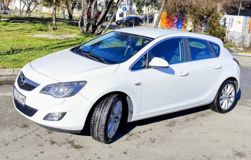 Opel Astra J, снимка 2 - Автомобили и джипове - 53140686