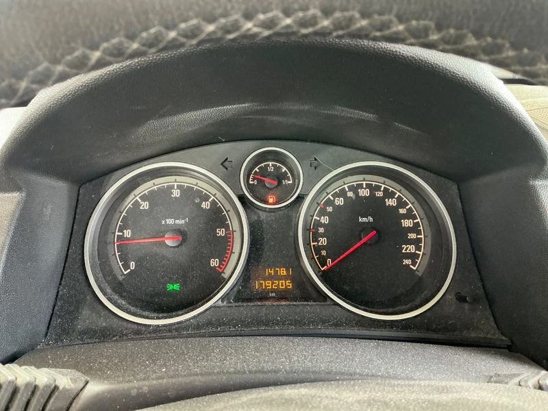 Opel Astra 1.9 CDTI Edition, снимка 4 - Автомобили и джипове - 55366752