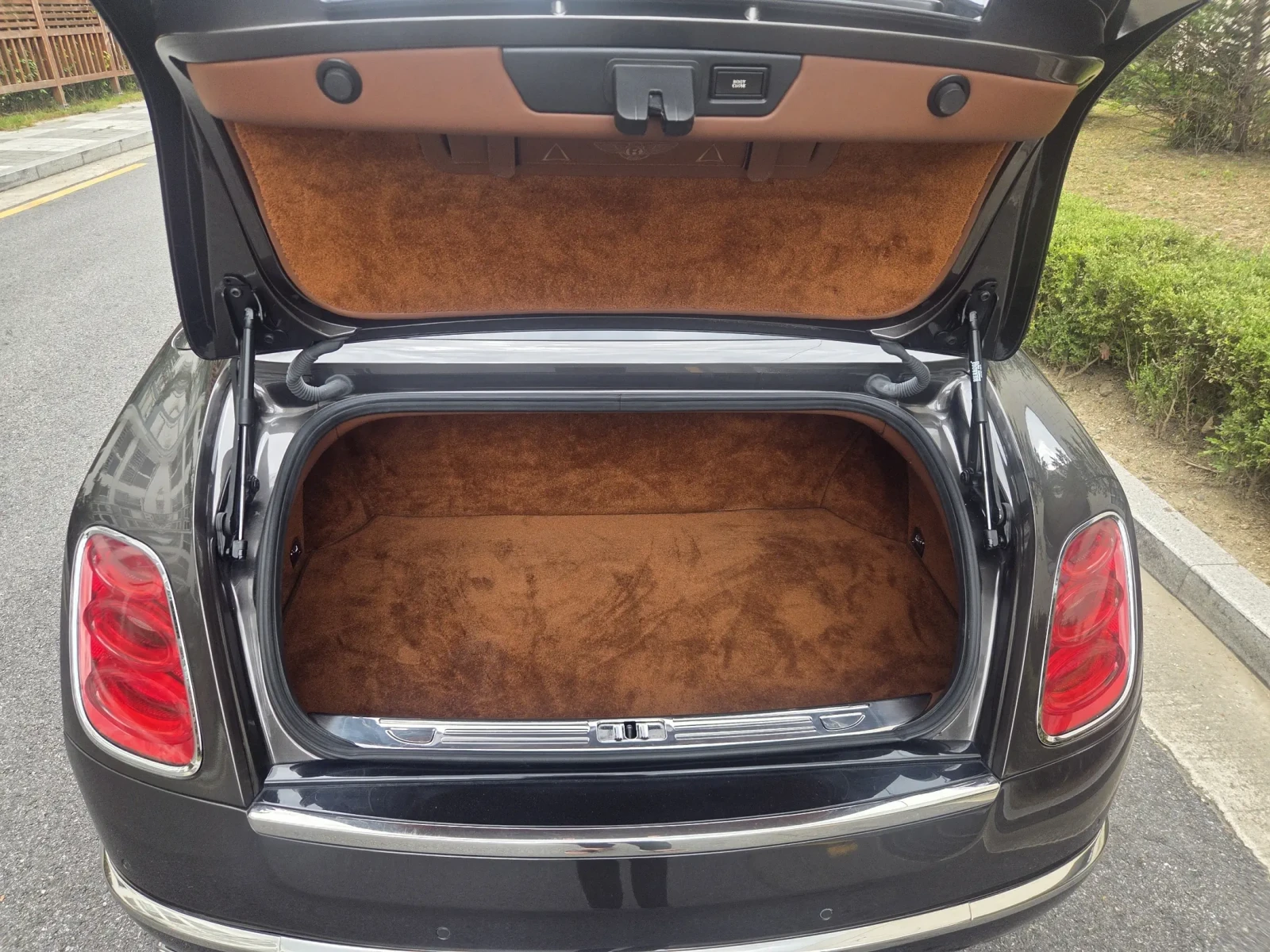 Bentley Mulsanne SOFT CLOSE | DVD | VENTILATED SEATS, снимка 16 - Автомобили и джипове - 55854069
