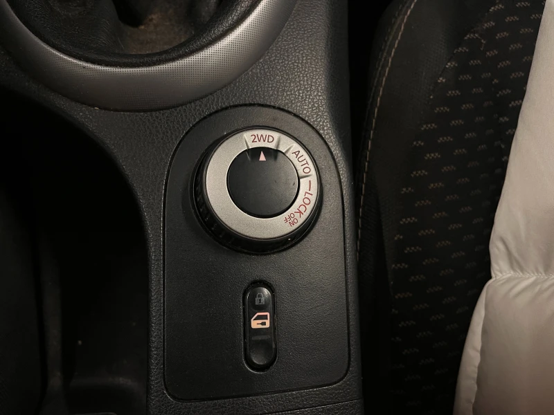 Nissan Qashqai 2.0i-4X4-LPG/GPL, снимка 12 - Автомобили и джипове - 53460522