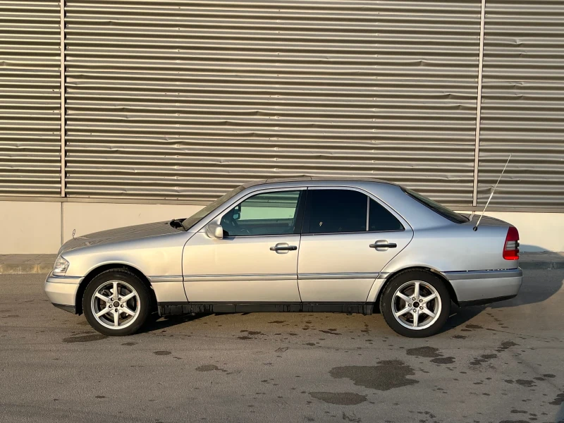 Mercedes-Benz C 180, снимка 3 - Автомобили и джипове - 49520472