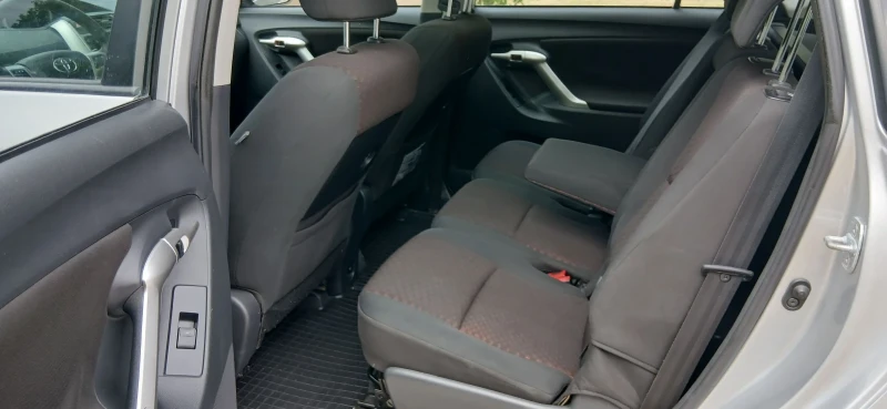 Toyota Verso 2.0 D-4D Active, снимка 10 - Автомобили и джипове - 51845358