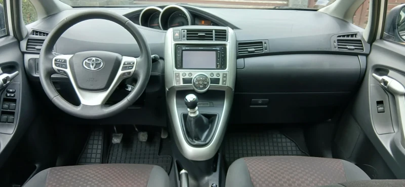 Toyota Verso 2.0 D-4D Active, снимка 7 - Автомобили и джипове - 51845358
