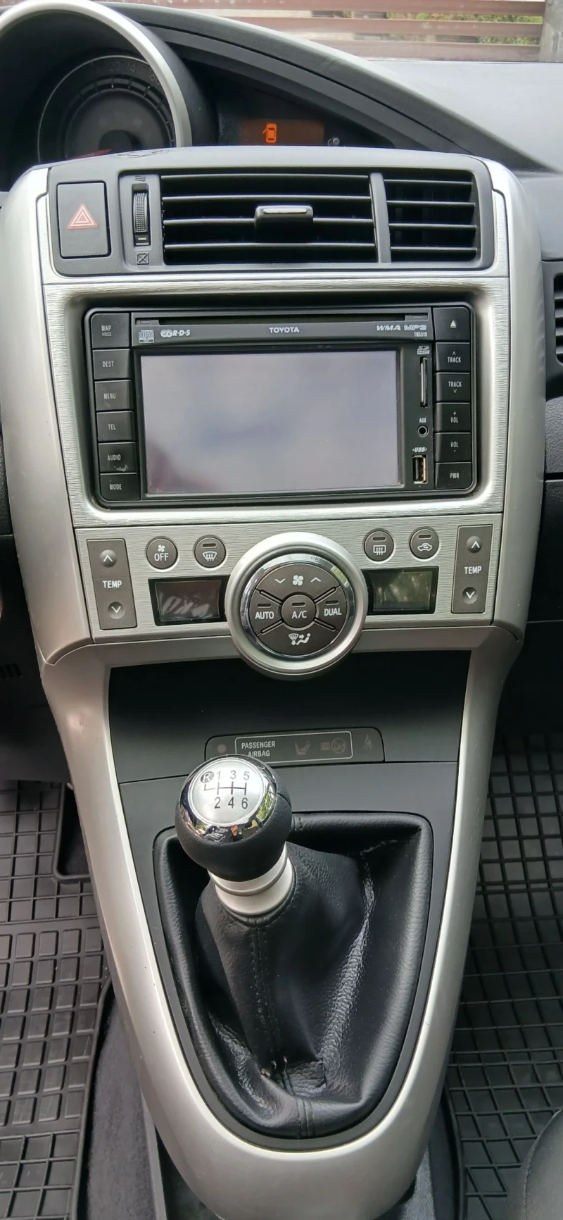 Toyota Verso 2.0 D-4D Active, снимка 13 - Автомобили и джипове - 51845358