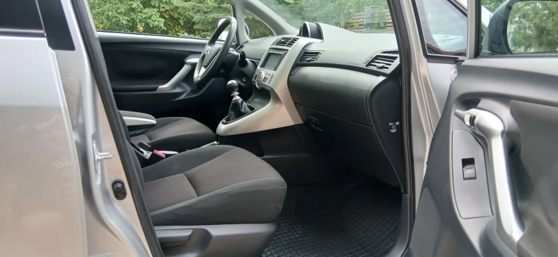 Toyota Verso 2.0 D-4D Active, снимка 9 - Автомобили и джипове - 51845358