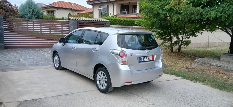 Toyota Verso 2.0 D-4D Active, снимка 6 - Автомобили и джипове - 51845358