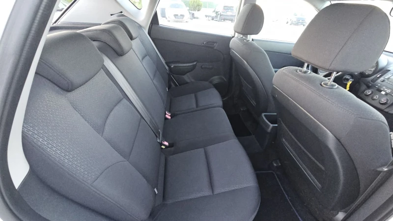 Hyundai I30 1.6CRDI.160000км.ТОПсъстояние, снимка 13 - Автомобили и джипове - 52171127