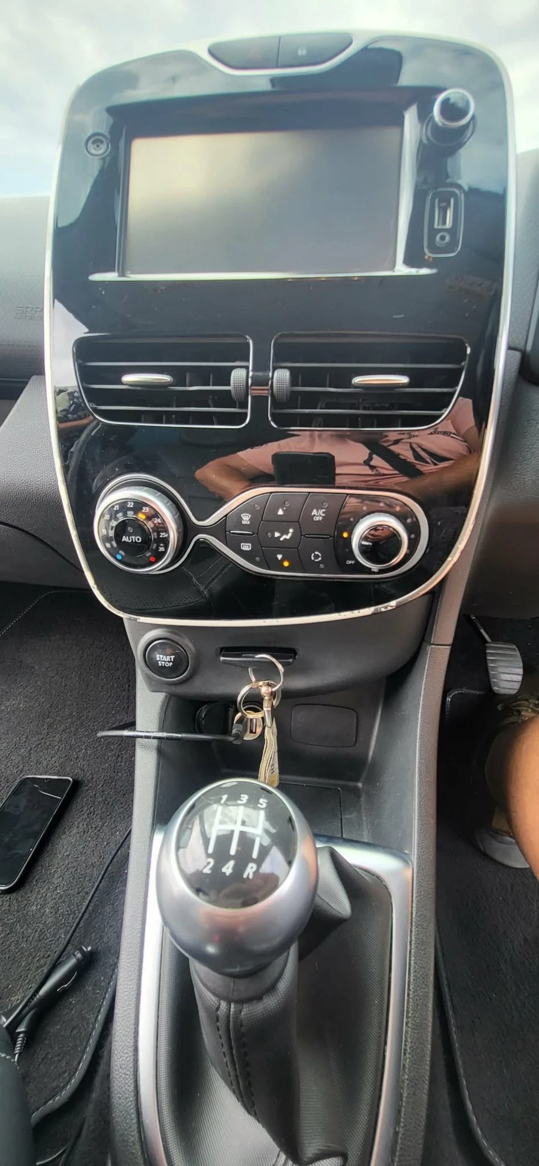 Renault Clio 1.5 dCi, снимка 3 - Автомобили и джипове - 55076407