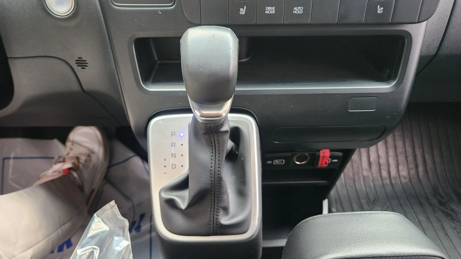 Hyundai Staria Modern* BLIND SPOT* ПОДГРЕВ ВОЛАН* КРАЙНА ЦЕНА, снимка 12 - Автомобили и джипове - 55348382