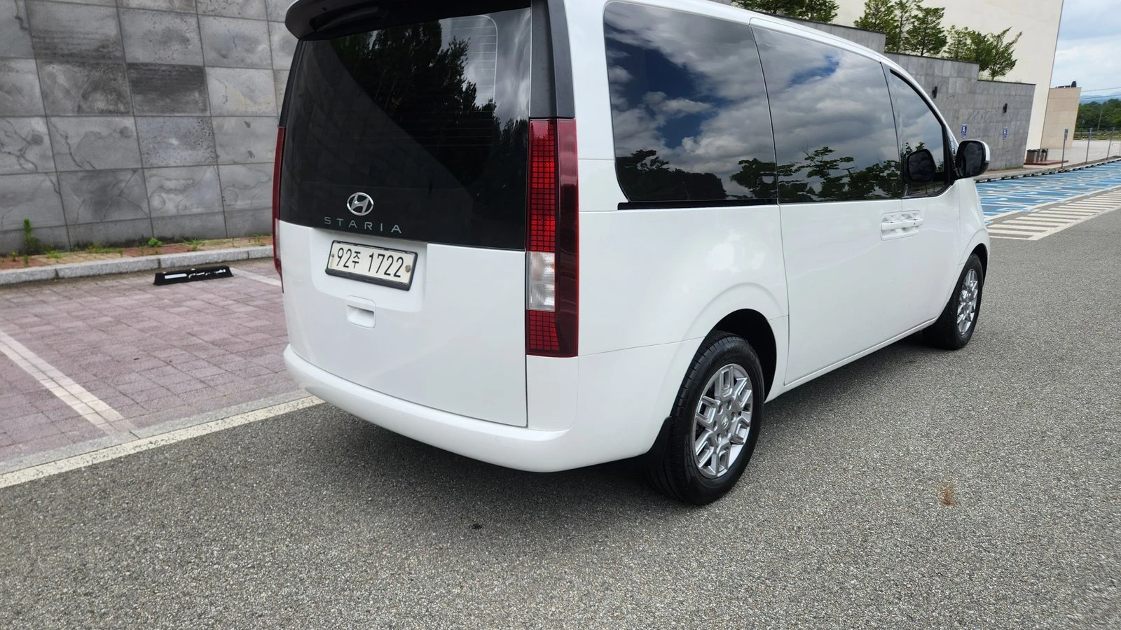Hyundai Staria Modern* BLIND SPOT* ПОДГРЕВ ВОЛАН* КРАЙНА ЦЕНА, снимка 5 - Автомобили и джипове - 55348382