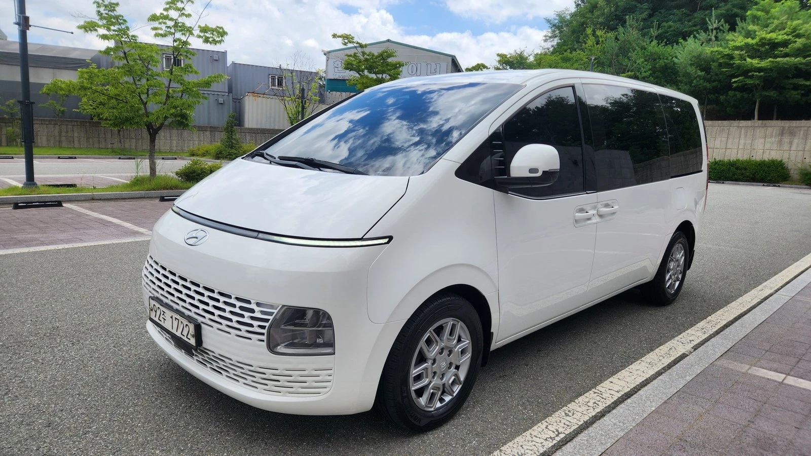 Hyundai Staria Modern* BLIND SPOT* ПОДГРЕВ ВОЛАН* КРАЙНА ЦЕНА, снимка 2 - Автомобили и джипове - 55348382