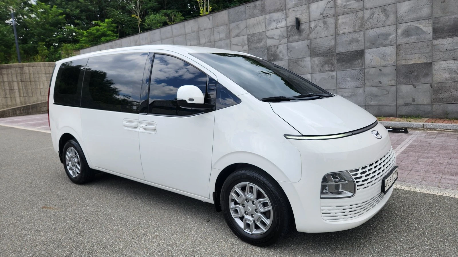 Hyundai Staria Modern* BLIND SPOT* ПОДГРЕВ ВОЛАН* КРАЙНА ЦЕНА, снимка 3 - Автомобили и джипове - 55348382