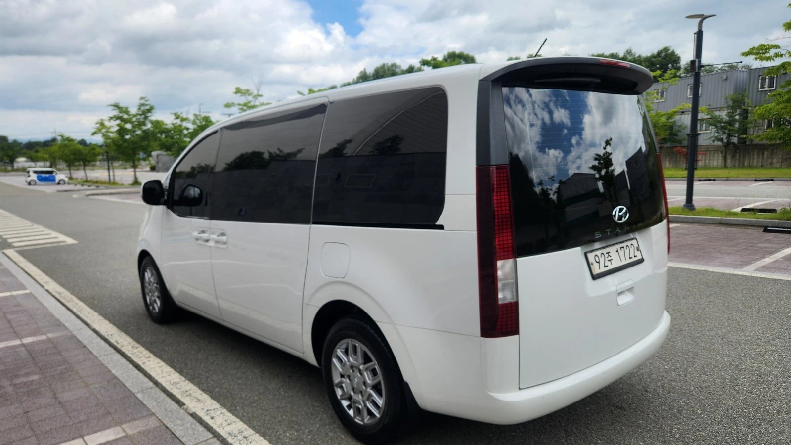 Hyundai Staria Modern* BLIND SPOT* ПОДГРЕВ ВОЛАН* КРАЙНА ЦЕНА, снимка 6 - Автомобили и джипове - 55348382