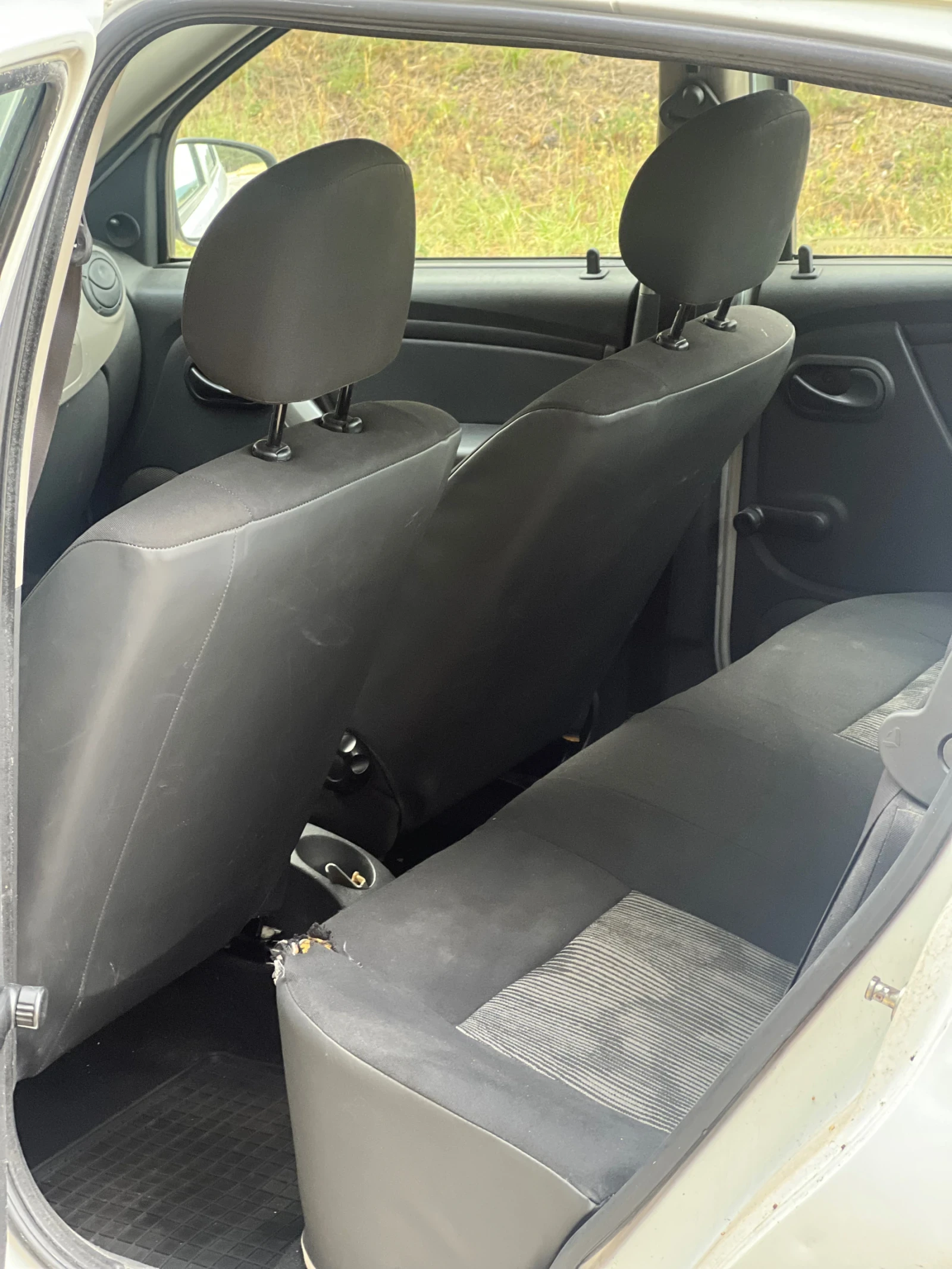 Dacia Sandero 1.4i* КЛИМА* , снимка 9 - Автомобили и джипове - 55396883