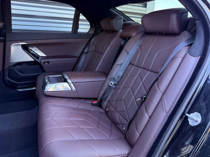 BMW 760 e* M-SPORT* TV* B&W* SKY LOUNGE* ГАРАНЦИЯ, снимка 15 - Автомобили и джипове - 53275661