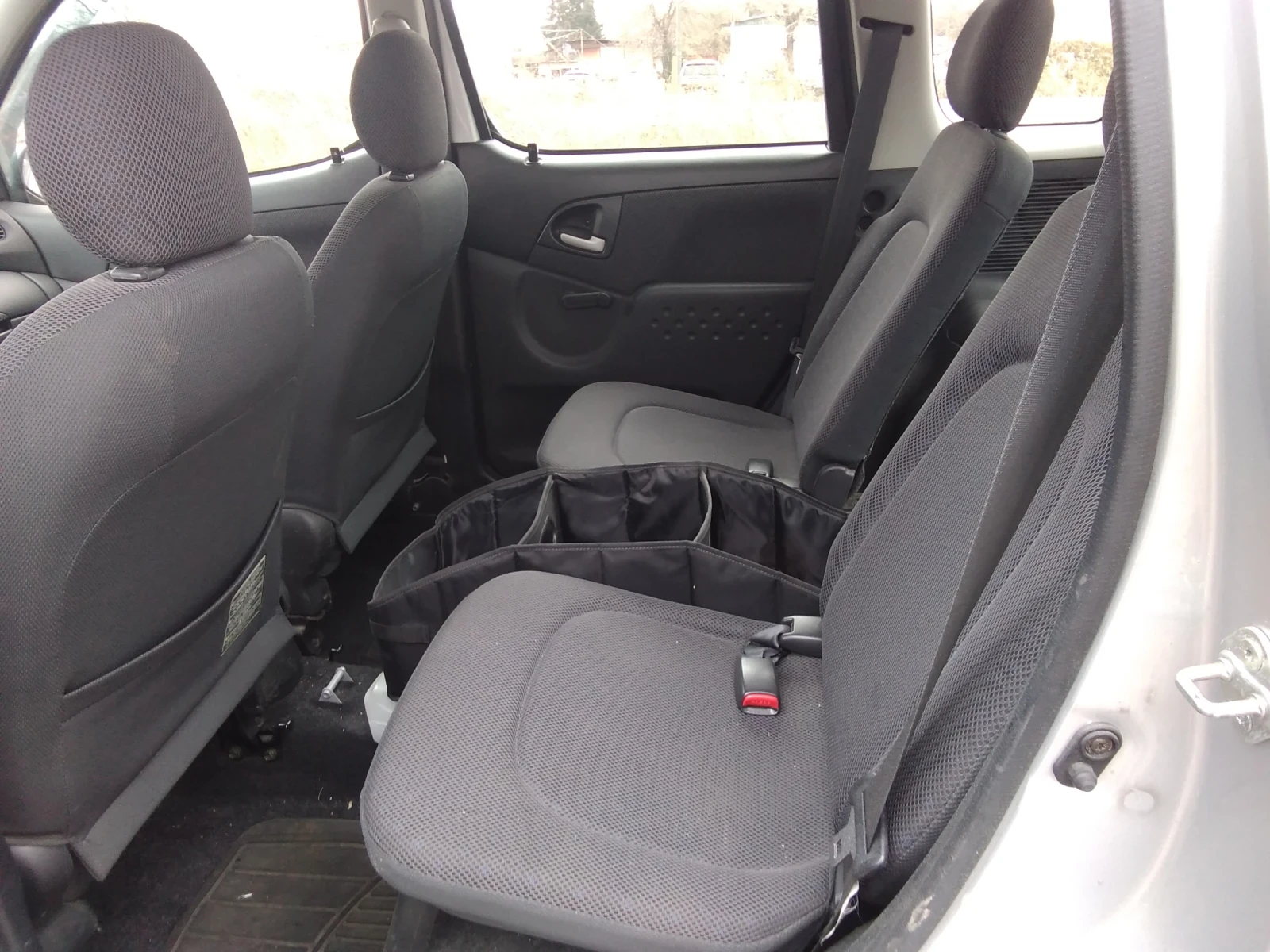 Toyota Yaris verso  - изображение 8