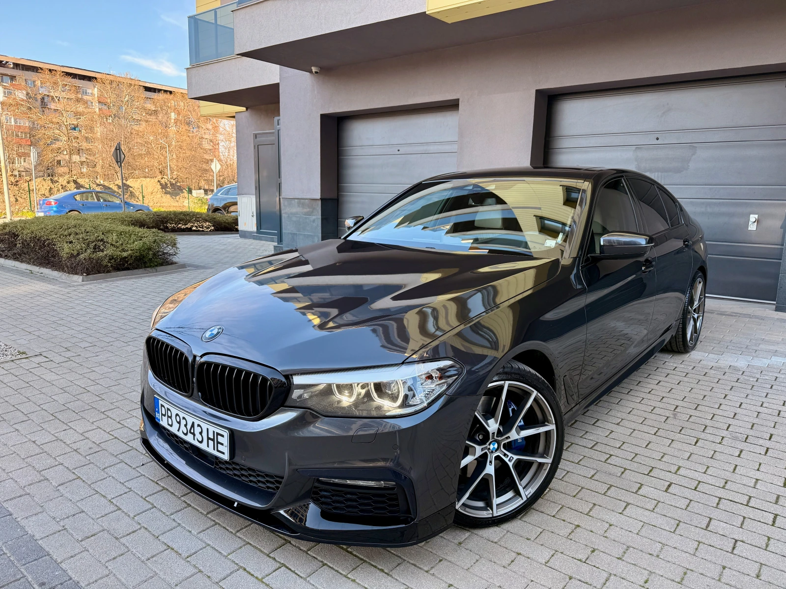 BMW 530 x-drive/MSport/DISR/360/HK/HEADUP/INDIVIDU/NIGHT V, снимка 2 - Автомобили и джипове - 54115491