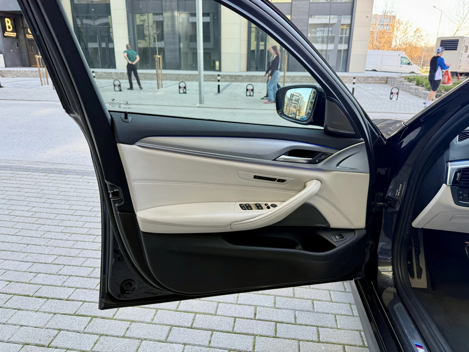 BMW 530 x-drive/MSport/DISR/360/HK/HEADUP/INDIVIDU/NIGHT V, снимка 12 - Автомобили и джипове - 54115491