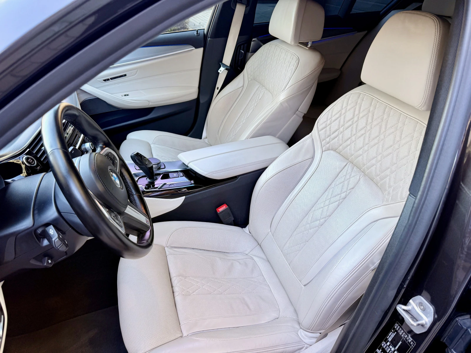 BMW 530 x-drive/MSport/DISR/360/HK/HEADUP/INDIVIDU/NIGHT V, снимка 11 - Автомобили и джипове - 54115491