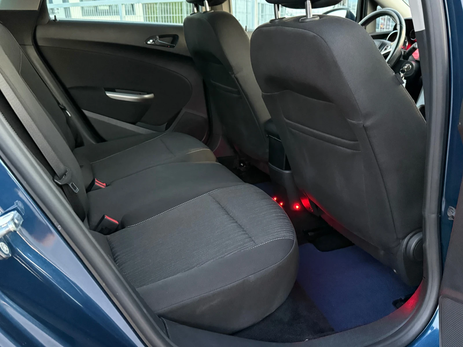 Opel Astra 1.7CDTi* 110КС* 6-СКОРОСТИ* Srorts Tourer* COSMO, снимка 10 - Автомобили и джипове - 55436848