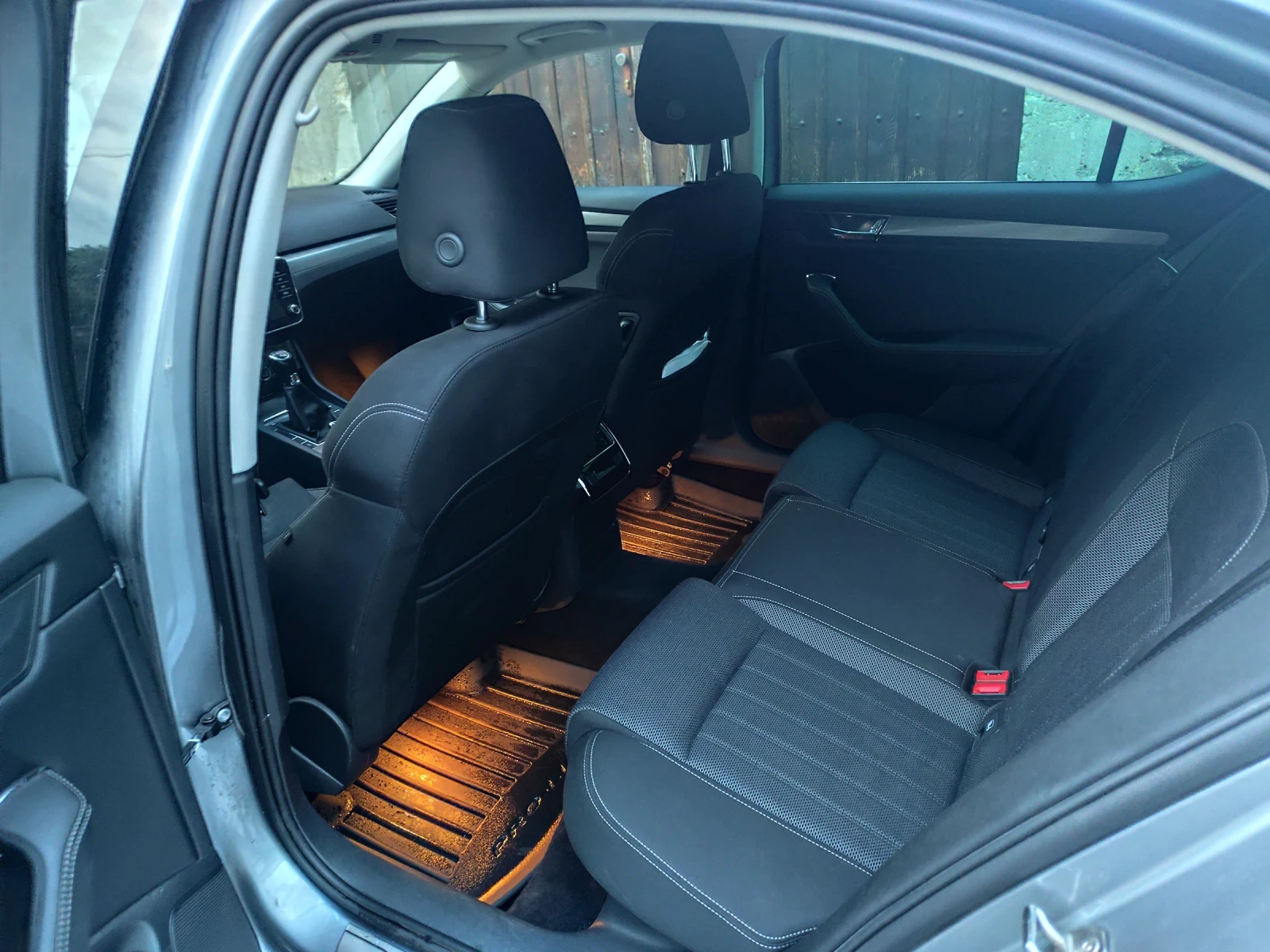 Skoda Superb 2.0 TDI / Обслужена , снимка 8 - Автомобили и джипове - 56442719