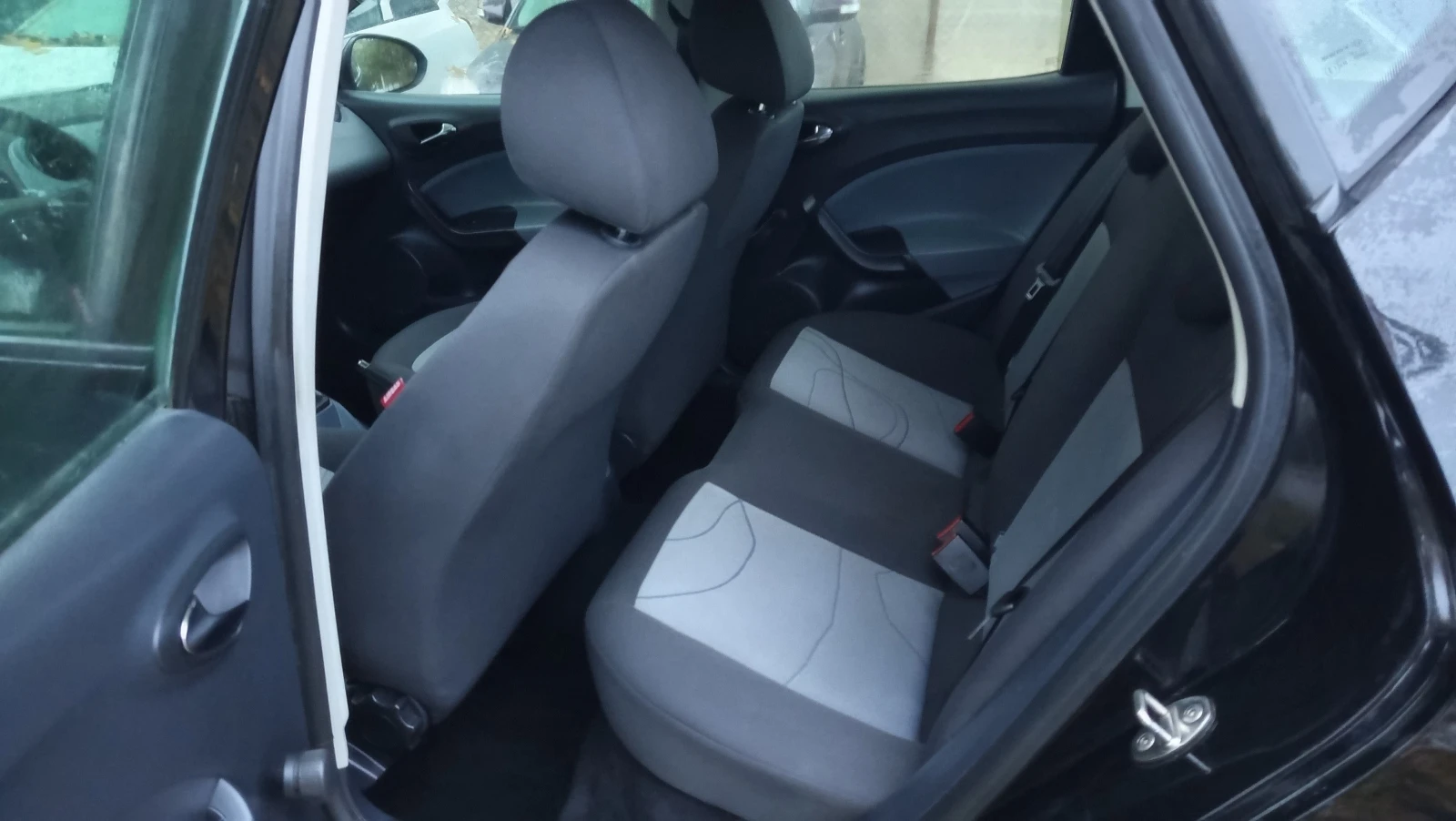 Seat Ibiza 1.2i FACELIFT 2015г, снимка 13 - Автомобили и джипове - 56727883