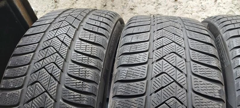 Гуми Зимни 235/45R18, снимка 2 - Гуми и джанти - 35123399