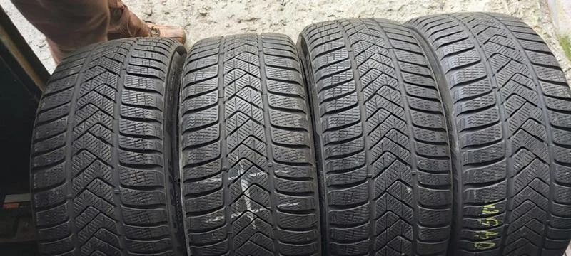 Гуми Зимни 235/45R18, снимка 1 - Гуми и джанти - 35123399