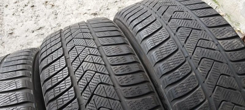 Гуми Зимни 235/45R18, снимка 3 - Гуми и джанти - 35123399