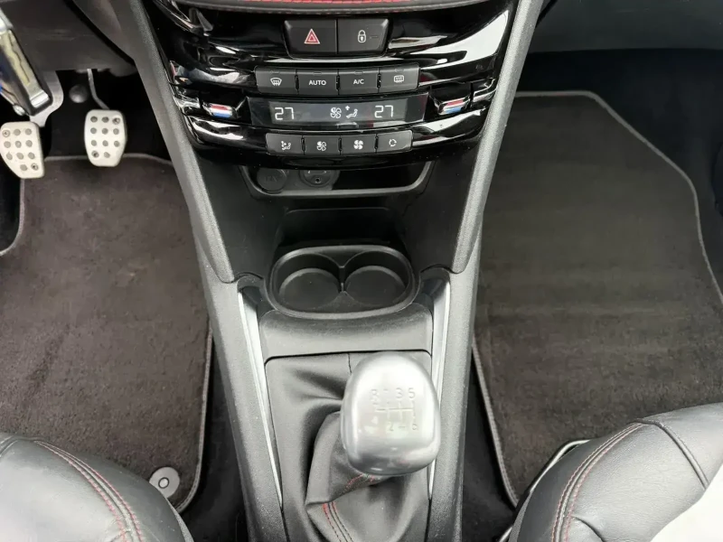 Peugeot 208 GTI Швейцария КАТО НОВА, снимка 14 - Автомобили и джипове - 53221472