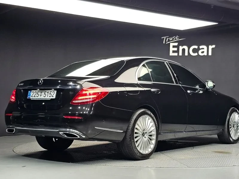 Mercedes-Benz E 220 D 4Matic Exclusive - САМО 30% АВАНС, снимка 2 - Автомобили и джипове - 55800243