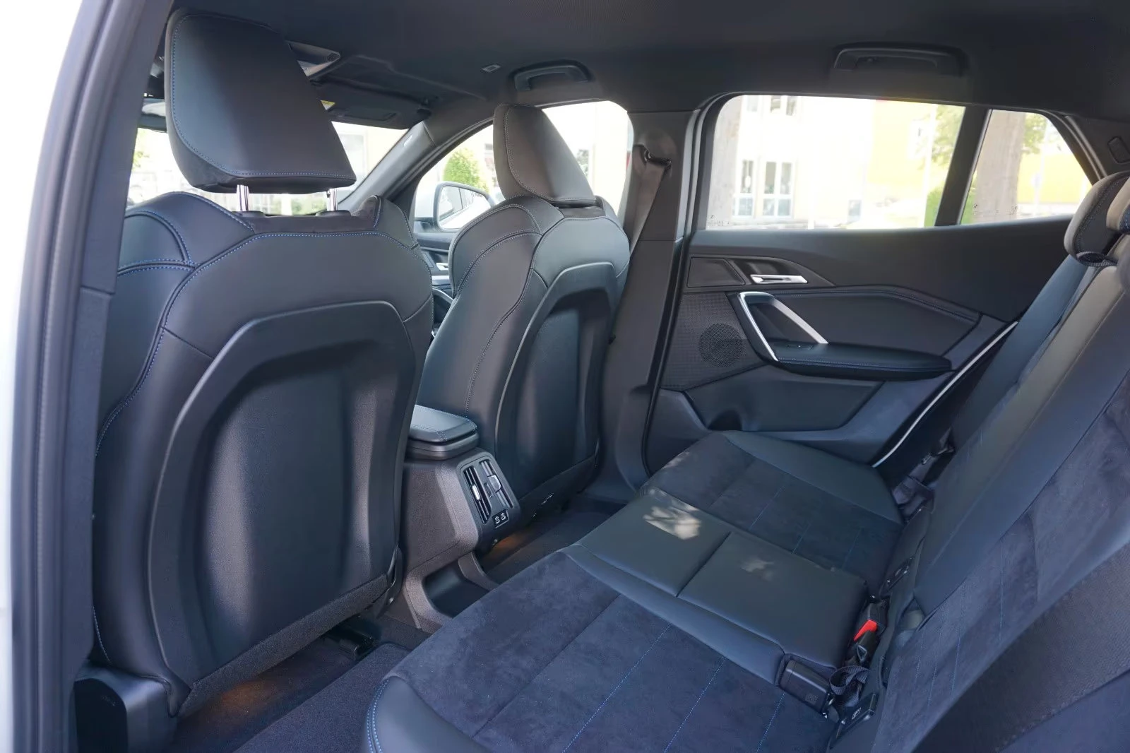 BMW iX2 !/eDrive20/M-SPORT/204HP/NAVI/LED/CAM/ALKH/252g | Mobile.bg   14