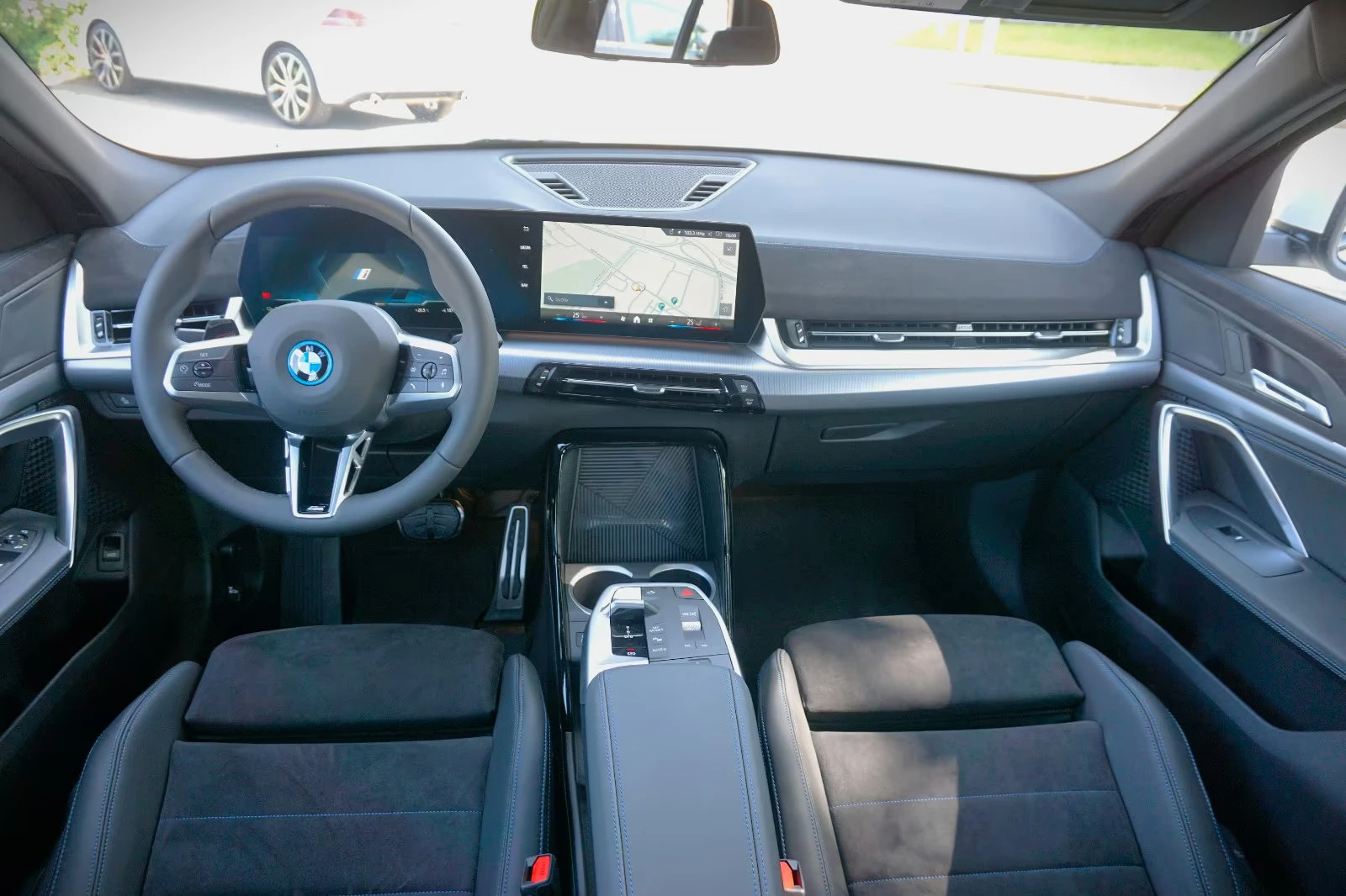 BMW iX2 НОВ!/eDrive20/M-SPORT/204HP/NAVI/LED/CAM/ALKH/252g - изображение 10