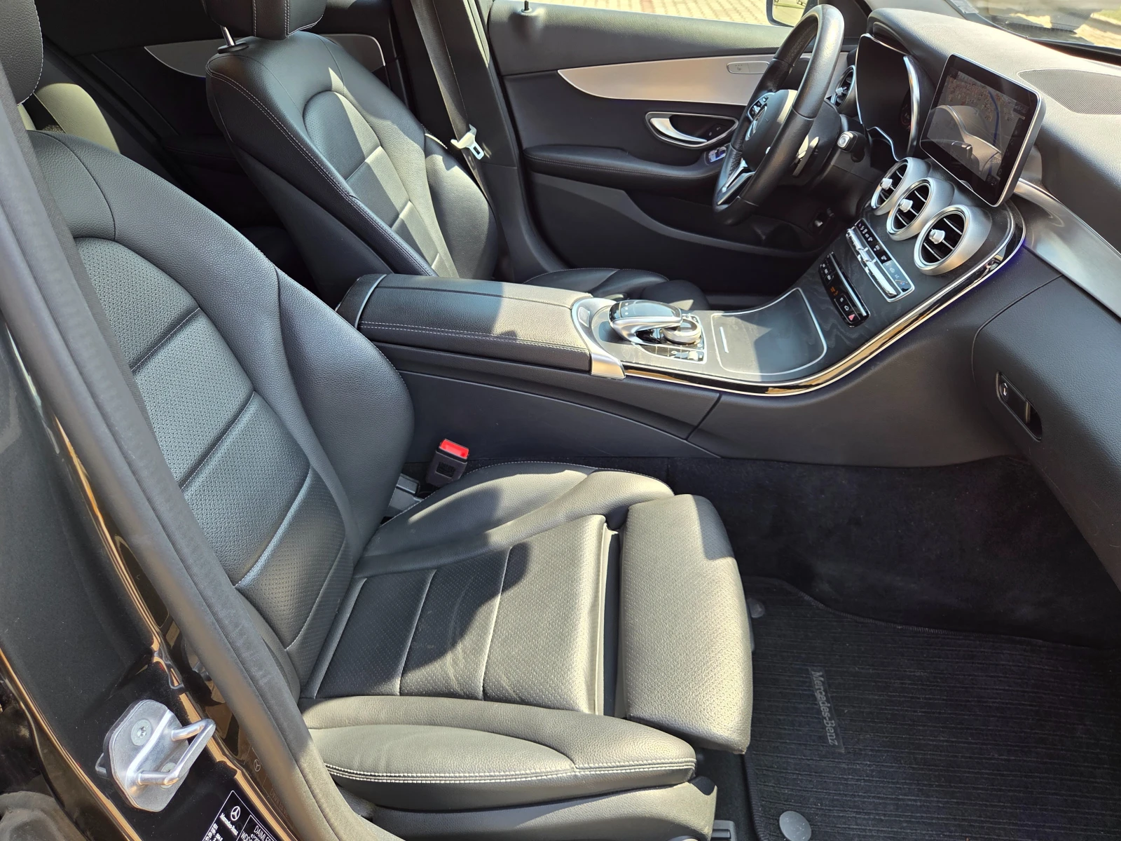 Mercedes-Benz C 300 Plug-in hybrid 4matic, снимка 11 - Автомобили и джипове - 54355727