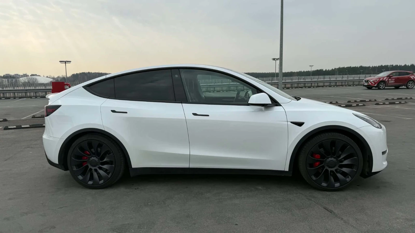 Tesla Model Y Performance , снимка 2 - Автомобили и джипове - 55433156