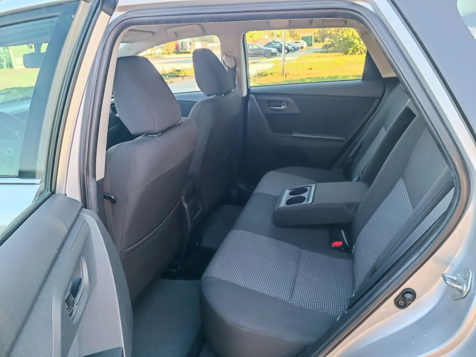 Toyota Auris 1.6i-132кс-ШВЕЙЦАРИЯ-РЪЧКА-6ск-NAVI, снимка 10 - Автомобили и джипове - 55741508