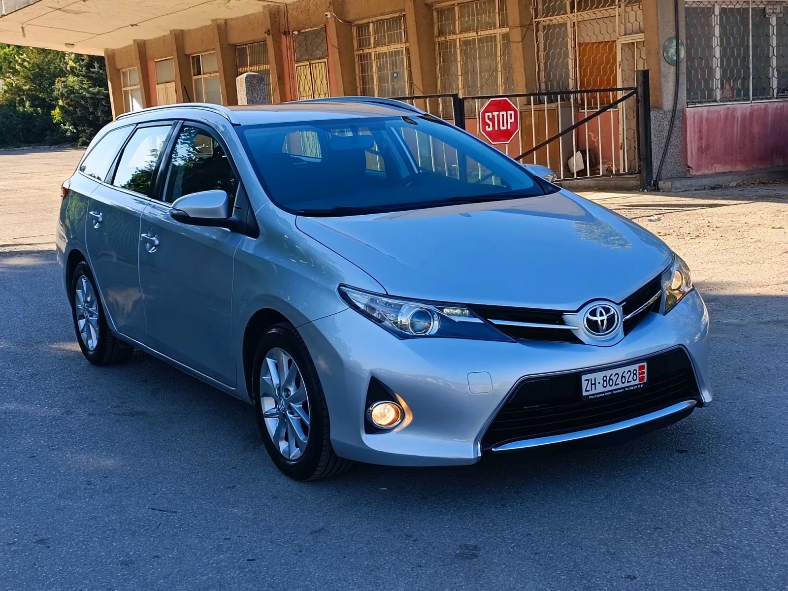 Toyota Auris 1.6i-132кс-ШВЕЙЦАРИЯ-РЪЧКА-6ск-NAVI, снимка 2 - Автомобили и джипове - 55741508